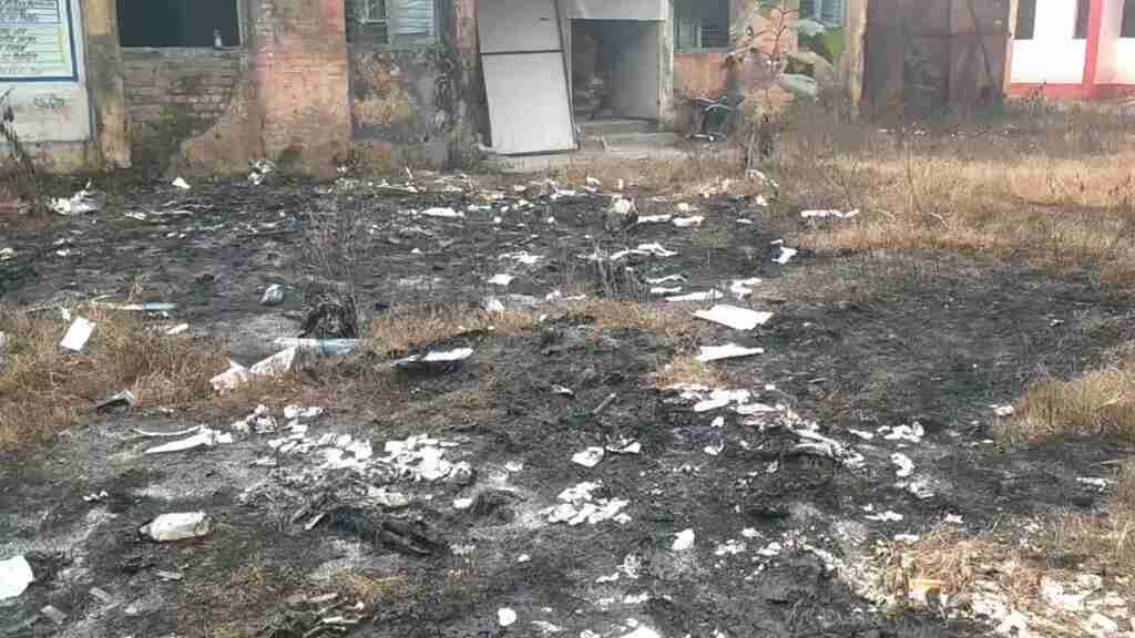 गोंडा के हलधरमऊ में सरकारी दवाओं को कर्मचारियों ने किया आग के हवाले, वीडियो वायरल होने के बाद मचा हडकंप 1 WhatsApp Image 2023 11 11 at 17.34.11 b4062324