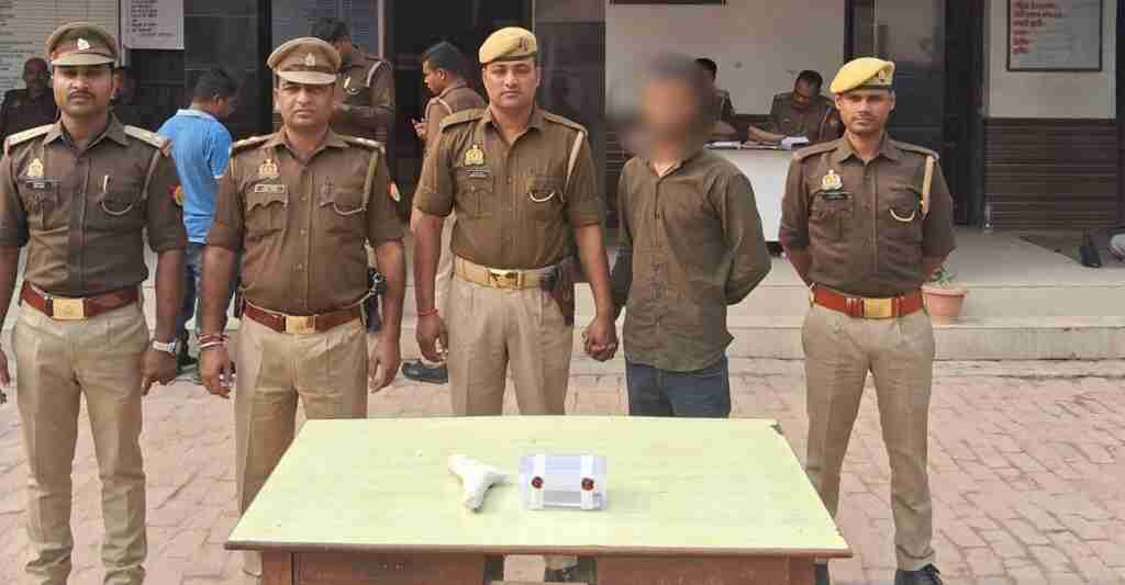 गोंडा में व्यापारी से 25 लाख की रंगदारी मांगने वाला आरोपी गिरफ्तार, अवैध तमंचा कारतूस और मोबाइल फोन व सिम बरामद 1 WhatsApp Image 2023 11 12 at 12.39.29 d7581de6