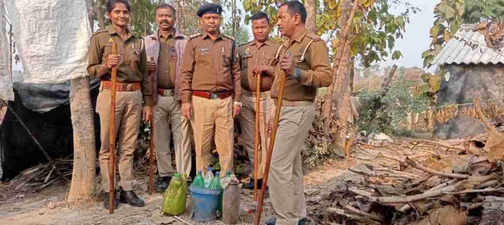 अवैध कच्ची शराब की छापेमारी में 20 लीटर अवैध कच्ची शराब के साथ 01 अभियोग पंजीकृत 1 WhatsApp Image 2023 11 23 at 17.49.50 4984d1a2