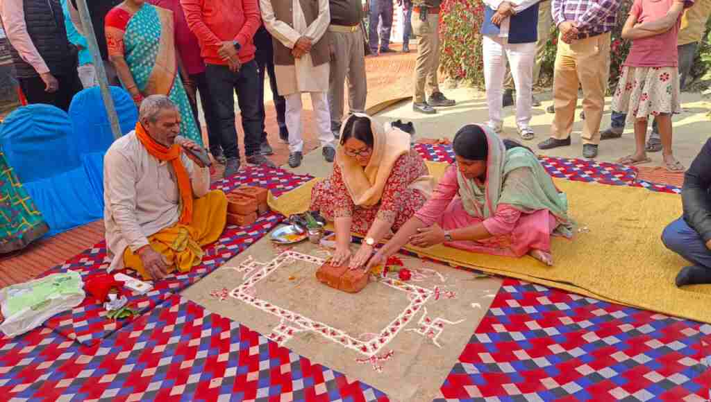 डीएम नेहा शर्मा ने आंगनबाड़ी केंद्र का किया शिलान्यास, डीएम के हाथों गरमा गरम भोजन पाकर खिले नौनिहालों के चेहरे 7 WhatsApp Image 2023 11 24 at 16.52.45 353630cd