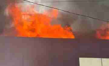 गोंडा में गारमेंट शॉप में लगी आग, 11 लाख से ज्यादा के कपड़े जलकर हुए राख, फायर ब्रिगेड की कई गाड़ियां मौके पर मौजूद 5 WhatsApp Image 2023 11 27 at 16.28.15 6359f292