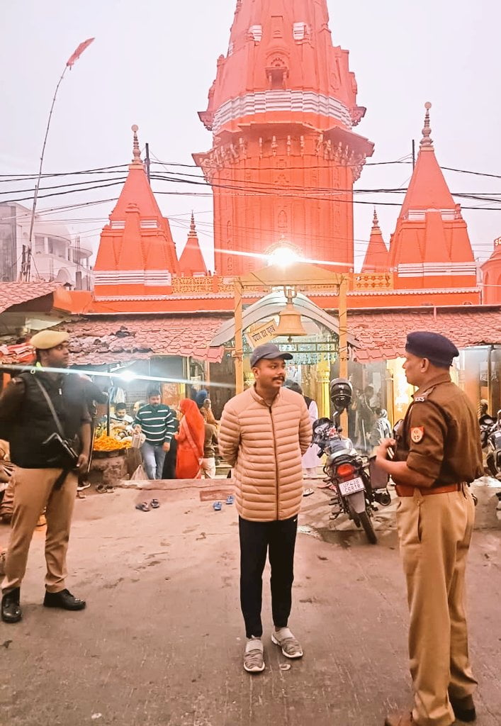 गोंडा में धर्मस्थलों से उतारे गए 38 लाउड स्पीकर, 160 से ज्यादा की आवाज कराई गई कम 1 WhatsApp Image 2023 11 28 at 11.39.38 f910e276