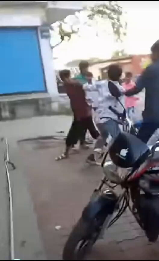 गोंडा में आपसी कहासुनी को लेकर दर्जन भर युवकों ने की जमकर पिटाई, पुलिस जांच में जुटी 1 WhatsApp Image 2023 11 29 at 14.37.22 8124f299