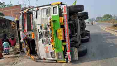 ट्रक अनियंत्रित होकर डिवाइडर से टकराकर पलटा, इसमें सवार सभी लोग बाल बाल बचे 3 WhatsApp Image 2023 11 29 at 19.27.14 3e4feafb