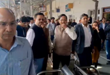 रेलवे स्टेशन का निरीक्षण करते उत्तर रेलवे के जीएम शोभन चौधरी 52 Untitled design 4