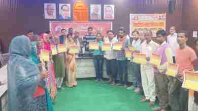 अध्यक्ष प्रतिनिधि द्वारा योजना में चयनित लाभार्थियों को आवास स्वीकृति प्रमाण पत्र किया गया वितरित 4 WhatsApp Image 2023 12 10 at 17.09.38 6881d9de