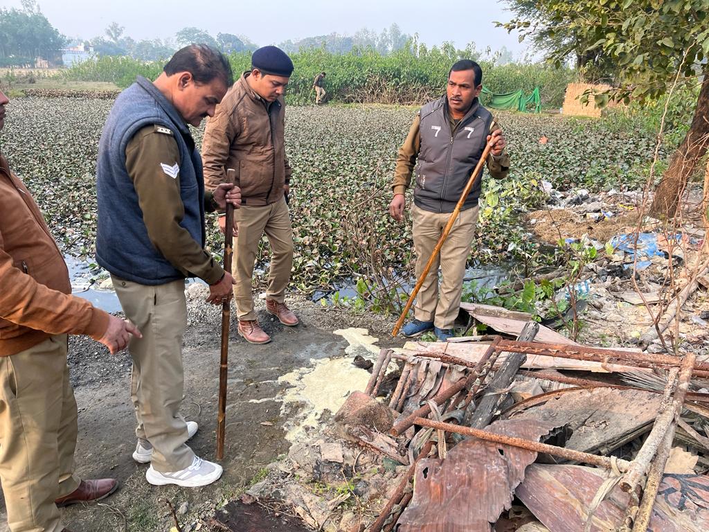 गोंडा में अवैध कच्ची शराब की छापेमारी में 49 लीटर अवैध कच्ची शराब के साथ 04 अभियोग पंजीकृत 1 WhatsApp Image 2023 12 26 at 18.59.14 e69bd772
