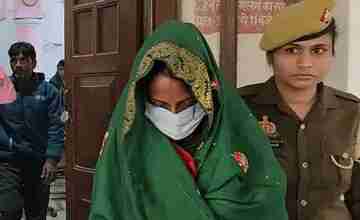 गोंडा में लुटेरी दुल्हन समेत चार आरोपी गिरफ्तार, खाने में नशीला पदार्थ मिलाकर चोरी की घटना को दिया था अंजाम 5 WhatsApp Image 2023 12 27 at 13.01.48 48839018