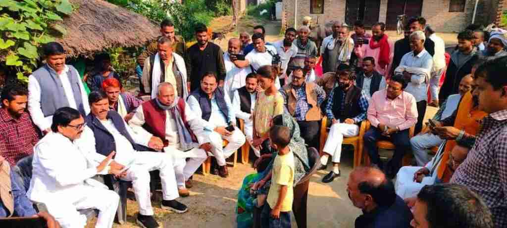 गोंडा में दो मृतकों के पीड़ित परिजनों से मिला सपा का डेलिगेशन, जगन्नाथ को एक और ननके यादव के परिजनों को 2 लाख की दी आर्थिक सहायता 1 photo 2023 12 09 12 50 44