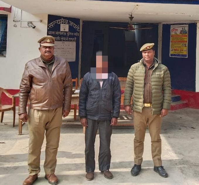 गोंडा में भूमि पैमाइश के नाम पर लेखपाल ने मांगे 10 हजार, 5000 रिश्वत लेते सीसीटीवी में कैद 1 WhatsApp Image 2024 01 11 at 14.33.51 818cdbc0