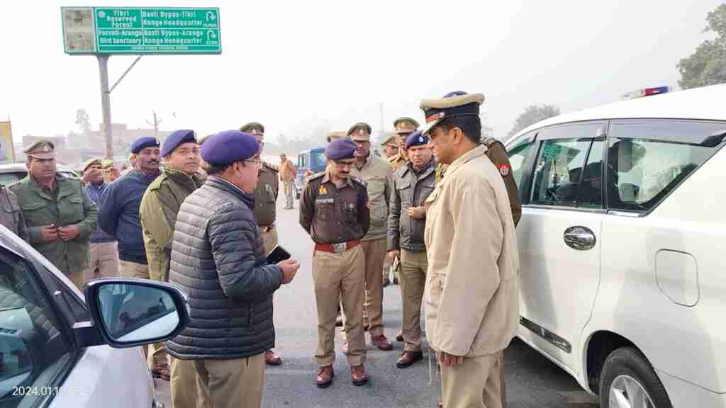 अयोध्या में प्राण प्रतिष्ठा को लेकर गोंडा में पुलिस प्रशासन अलर्ट, DIG ने SP के साथ बॉर्डर का किया निरीक्षण 1 WhatsApp Image 2024 01 12 at 12.42.45 b877f262