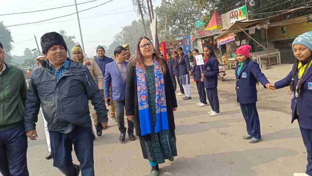 गोंडा में 1.60 लाख छात्रों ने बनाई मानव शृंखला, डीएम ने पैदल चलकर दिलाई सड़क सुरक्षा की शपथ 1 WhatsApp Image 2024 01 24 at 17.12.27 b25580ca