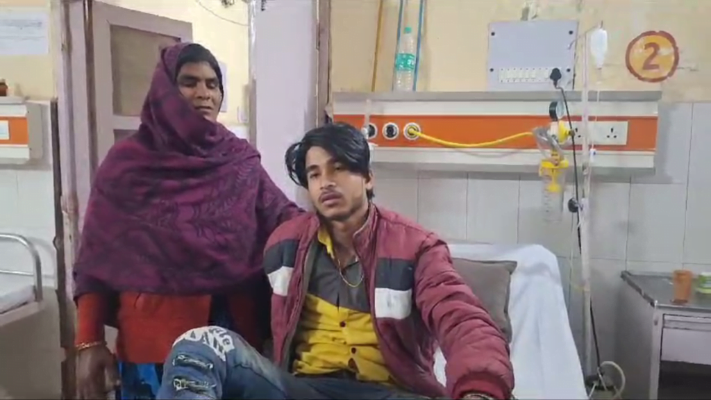 गोंडा में पुलिसर्मियों ने चोरी का आरोप लगाकर नाबालिग को पीटा, पीड़ित बोला मेरे मुंह पर मारे जूते 1 Untitled design 9