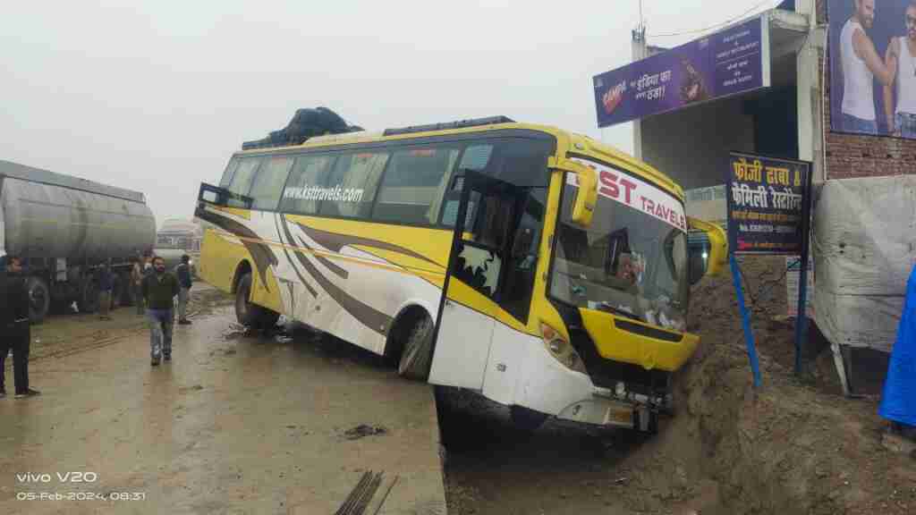 नवाबगंज (गोंडा) सड़क के किनारे खड़े टैंकर को बचाने के चक्कर में डबल डेकर बस गढ्ढे में घुसी। सभी यात्री सुरक्षित। 1 WhatsApp Image 2024 02 06 at 07.50.01 6e979486