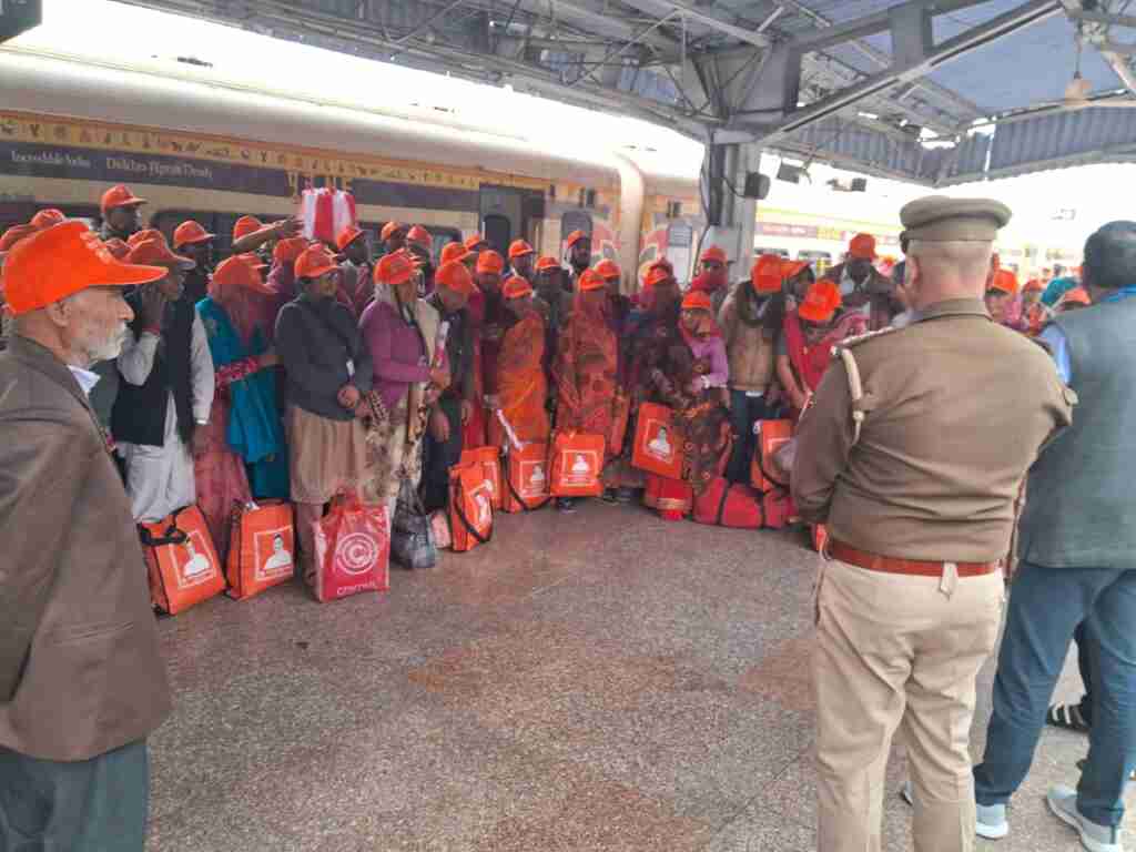 1100 श्रद्धालुओं को लेकर बिहार से गोंडा पहुंची पहली आस्था-स्पेशल-ट्रेन, रेलवे के अधिकारियों ने सभी श्रद्धालुओं पर पुष्पवर्षा कर किया स्वागत 1 WhatsApp Image 2024 02 06 at 14.13.08 bdeebba9