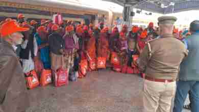 1100 श्रद्धालुओं को लेकर बिहार से गोंडा पहुंची पहली आस्था-स्पेशल-ट्रेन, रेलवे के अधिकारियों ने सभी श्रद्धालुओं पर पुष्पवर्षा कर किया स्वागत 7 WhatsApp Image 2024 02 06 at 14.13.08 bdeebba9