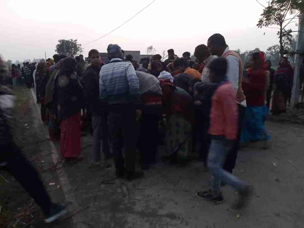 ट्रक की चपेट में आकर बाईक सवार पति पत्नी गंभीर रूप से हुए जख्मी,डेढ़ साल के बेटे का भी हाथ फैक्चर, सभी को किया रेफर 1 WhatsApp Image 2024 02 06 at 14.50.40 c36eae2c