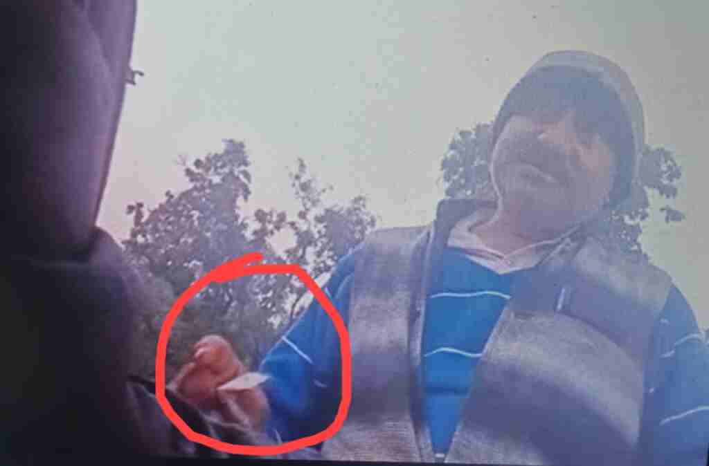 गोंडा में जमीन पैमाइश के लिए लेखपाल ने 200 रुपए ली रिश्वत, डीएम बोलीं- SDM ने निलंबित कर तहसीलदार को सौंपी जांच 1 WhatsApp Image 2024 02 07 at 14.28.41 f28a1683