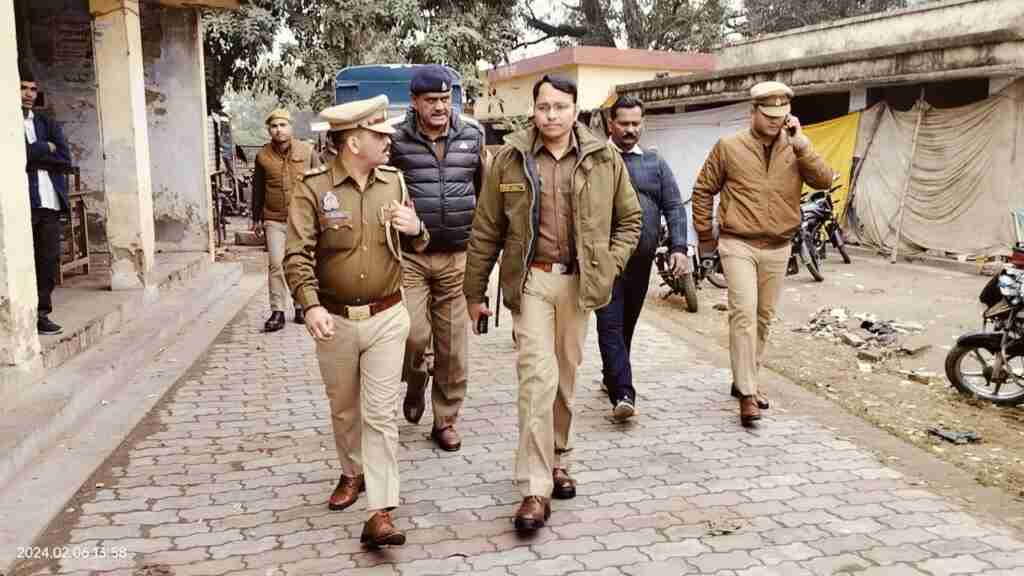 गोंडा एसपी ने फोर्स के साथ न्यायालय की सुरक्षा का लिया-जायजा 36 में 34 सीसीटीवी कैमरे खराब मिले 1 WhatsApp Image 2024 02 07 at 14.40.50 d9047dd6