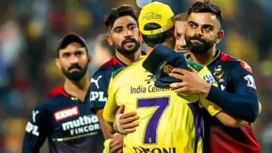 "धड़कनों को थाम देने वाला मुकाबला! RCB ने आखिरी गेंद पर CSK से छीनी जीत" 11 1678878211537 Ms Dhoni and Virat KOhli