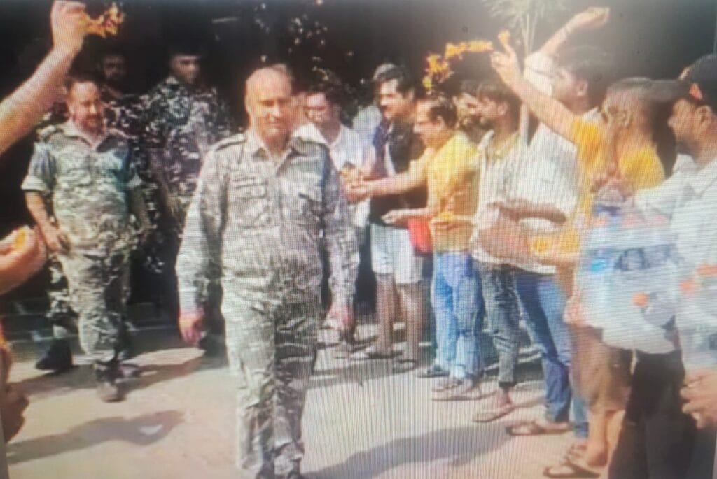 "सैल्यूट टू सोल्जर्स: हापुड़ में ढाबे पर जवानों पर बरसी देशभक्ति की बारिश" 1 WhatsApp Image 2025 05 11 at 14.18.30