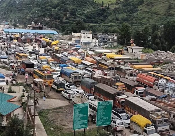 चंडीगढ़–कुल्लू राष्ट्रीय मार्ग पर 50 किमी का ट्रैफिक जाम, दिल्ली‑NCR सप्लाई में भारी बाधा 1 Chandigarh Manali