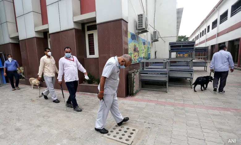 दिल्ली के 3 स्कूलों में बम धमकी के ईमेल से अफरा-तफरी, बच्चे-स्टाफ को सुरक्षित बाहर निकाला गया 1 IMAGES22
