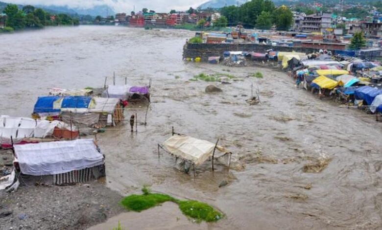 नांदेड़ में बादल फटा, 15‑16 जिलों में अलर्ट जारी, मुंबई में देर से ट्रेनों की चाल धीमी; मुख्यमंत्री बोले– लाखों हेक्टेयर फसलों को नुकसान 1 cloudburst