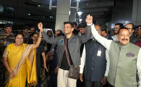 शुभांशु शुक्ला ने अंतरिक्ष से लौटी उड़ान, दिल्ली एयरपोर्ट पर मिला दिल से स्वागत 1 download 5 10