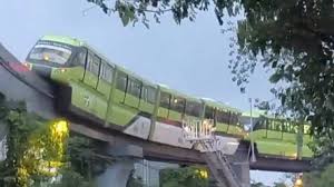 मुंबई में भारी बारिश के बीच मोनोरेल फंसी, यात्री क्रेन से निकाले गए 1 download 5 11