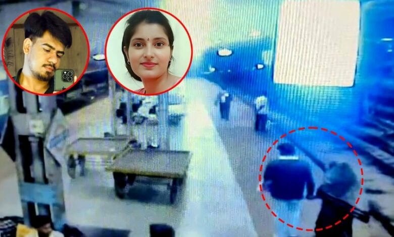 काली साड़ी, घूंघट से मुंह छुपाया और दोस्त का पकड़ा हाथ... अर्चना तिवारी के नए वीडियो ने खोल दी सारी पोल 1 images 8