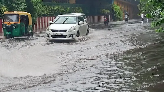 दिल्ली-एनसीआर में मॉनसून की नई दस्तक: हल्की बारिश के बीच IMD ने जारी किया रेड अलर्ट, गुरुग्राम में जलभराव ने बढ़ाई यात्रियों की परेशानी 1 rain