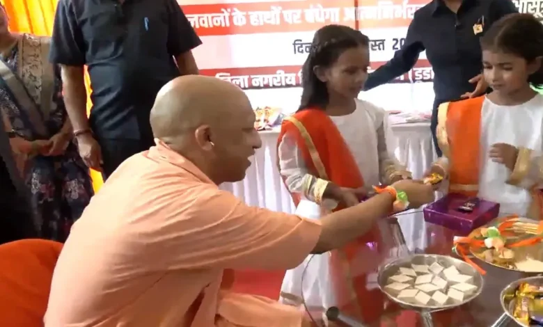 नन्हीं बहनों ने 'बड़े भैया' सीएम योगी और उपमुख्यमंत्री मौर्य से बाँधी राखी 1 yogi 1754634273