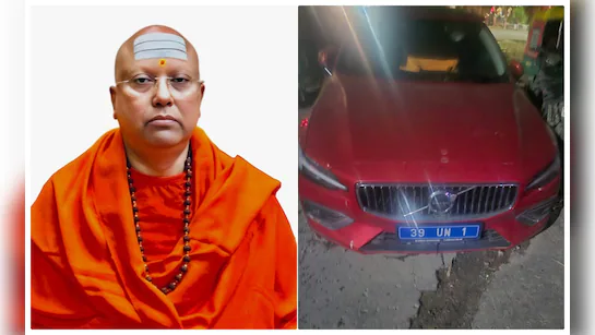 बाबा की आड़ में हैवान! दिल्ली कॉलेज की 17 छात्राओं से छेड़छाड़, अश्लील मैसेज और मानसिक शोषण का आरोप 1 BABA