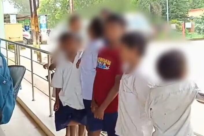 ओडिशा: टीआरडब्ल्यू स्कूल में सोए छात्रों की आँखों में लगा चिपकने वाला पदार्थ, आठ विद्यार्थी अस्पताल में भर्ती 1 ODI