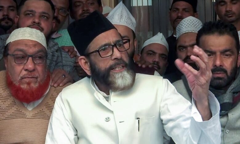 बरेली हिंसा: मौलाना तौकीर रजा और सहयोगियों के खिलाफ प्रशासन ने कड़ी कार्रवाई, होटलों पर बुलडोजर, इंटरनेट 48 घंटे के लिए निलंबित 1 raza