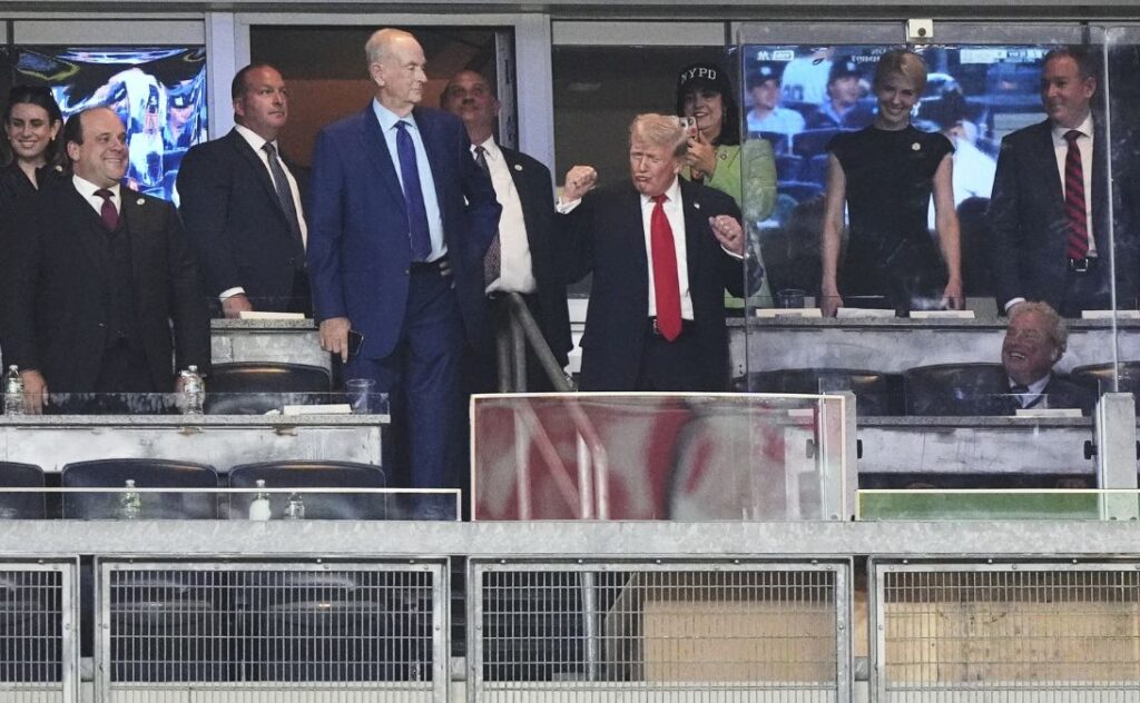 चार्ली किर्क की हत्या के अगले दिन Yankees गेम में पहुंचे ट्रंप, डांस और मौजूदगी पर जनता ने की हूटिंग, सोशल मीडिया पर जमकर ट्रोल 1 trump