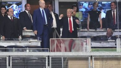 चार्ली किर्क की हत्या के अगले दिन Yankees गेम में पहुंचे ट्रंप, डांस और मौजूदगी पर जनता ने की हूटिंग, सोशल मीडिया पर जमकर ट्रोल 1 trump