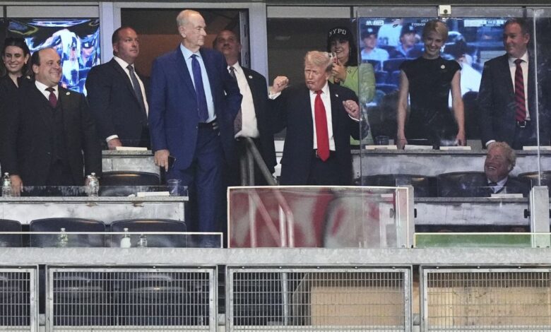 चार्ली किर्क की हत्या के अगले दिन Yankees गेम में पहुंचे ट्रंप, डांस और मौजूदगी पर जनता ने की हूटिंग, सोशल मीडिया पर जमकर ट्रोल 1 trump