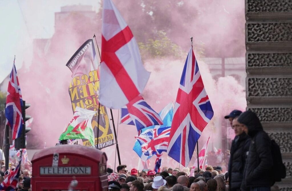 ब्रिटेन में “ग्रेट रिप्लेसमेंट” थ्योरी का डर: लंदन में मुस्लिम आबादी और अवैध प्रवासियों के खिलाफ जबरदस्त प्रदर्शन, क्या है 1 uk
