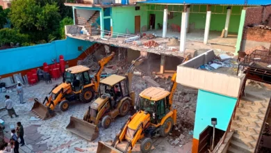 बरेली में जुमे की हिंसा के बाद एक्शन मोड में योगी सरकार, ‘आई लव मोहम्मद’ विवाद पर चला बुलडोजर 8 bull dozer