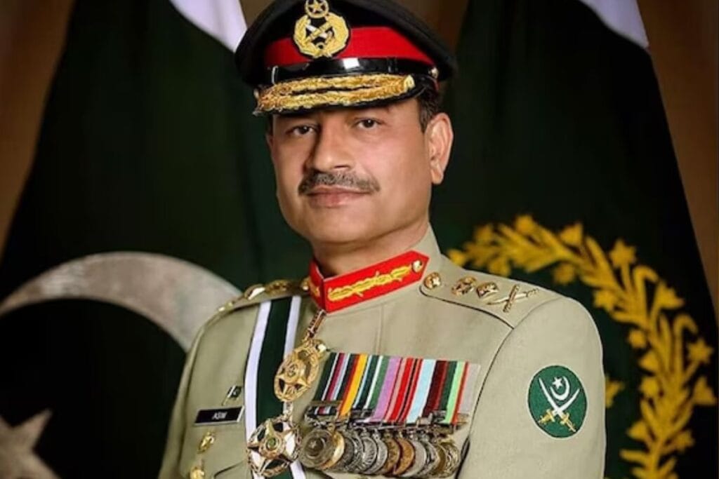 पाकिस्तान में विवादित कानून पर बवाल: सेना प्रमुख आसिम मुनीर को मिली असीम शक्तियाँ, जनता सड़कों पर – लोकतंत्र पर खतरे की घंटी 1 General Asim Munir