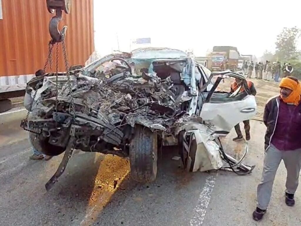 ग्वालियर-झांसी हाईवे पर भीषण सड़क हादसा: फॉर्च्यूनर कार ट्रैक्टर-ट्रॉली से टकराई, 5 की दर्दनाक मौत 1 Gwalior accident