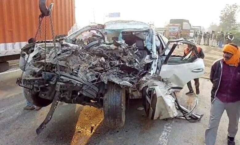 ग्वालियर-झांसी हाईवे पर भीषण सड़क हादसा: फॉर्च्यूनर कार ट्रैक्टर-ट्रॉली से टकराई, 5 की दर्दनाक मौत 1 Gwalior accident