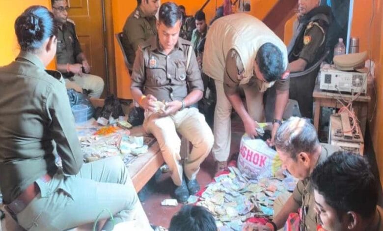 प्रतापगढ़ में नशे के साम्राज्य का भंडाफोड़: 2 करोड़ नकद, गांजा और स्मैक बरामद, पूरा परिवार गिरफ्तार 1 pratapgarh drug operation up