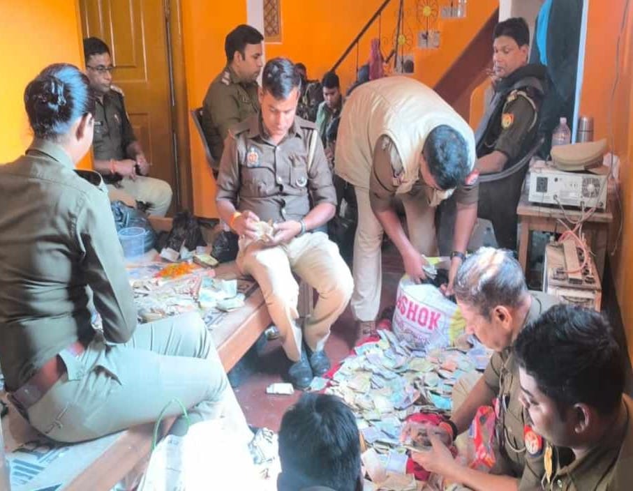 प्रतापगढ़ में नशे के साम्राज्य का भंडाफोड़: 2 करोड़ नकद, गांजा और स्मैक बरामद, पूरा परिवार गिरफ्तार 1 pratapgarh drug operation up