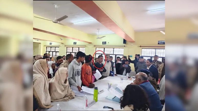 कानपुर में डीएम के कार्यक्रम में युवक ने पेट्रोल डालकर लगाई आग, भड़कती आग और विवाद के बीच पुलिस जांच में जुटी 1