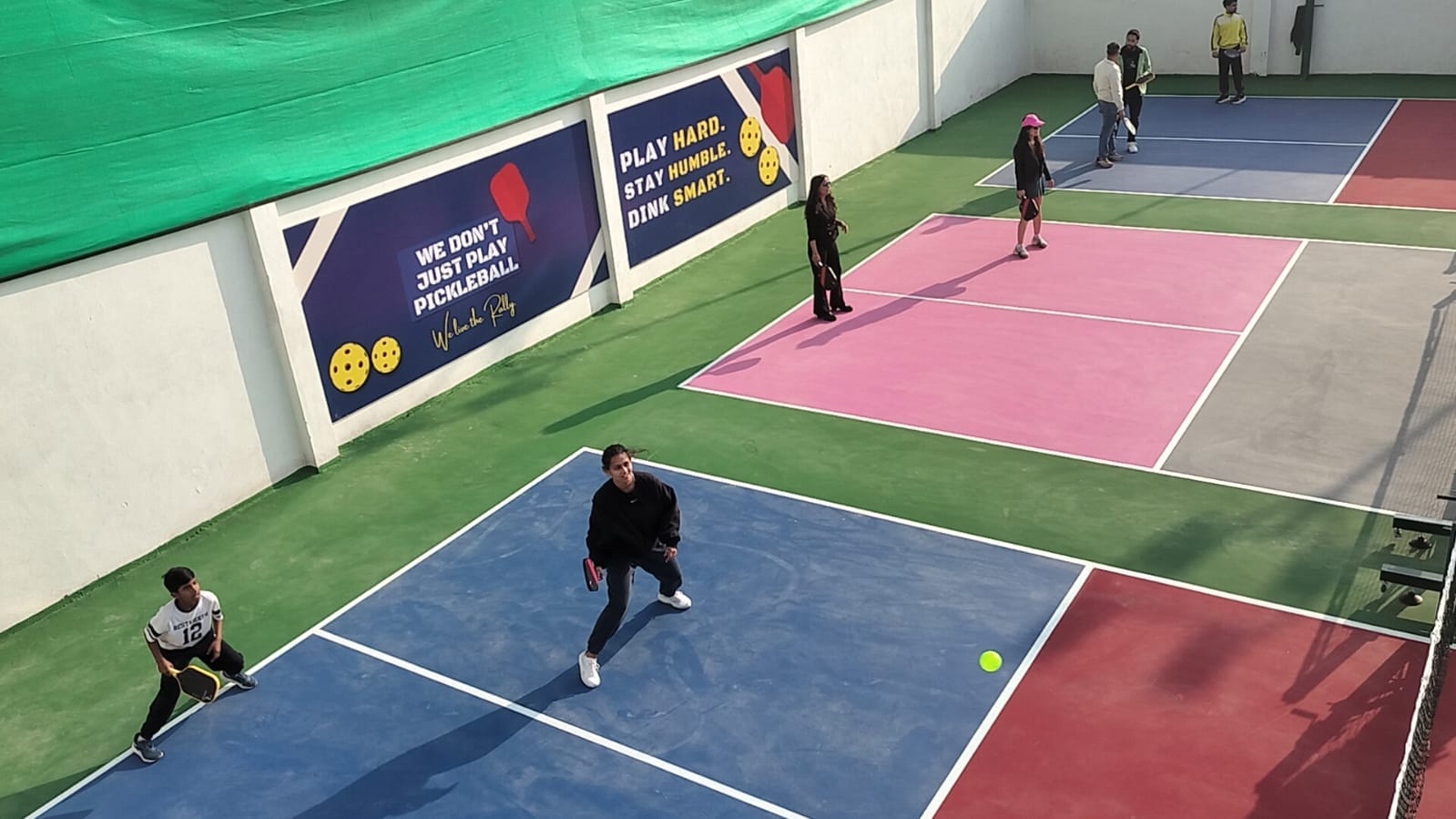 खेल, स्वाद और सुकून का नया ठिकाना: नोएडा में शुरू हुआ ‘Rally & Roast’ पिकलबॉल कोर्ट और कैफे 39 खेल, स्वाद और सुकून का नया ठिकाना: नोएडा में शुरू हुआ ‘Rally & Roast’ पिकलबॉल कोर्ट और कैफे