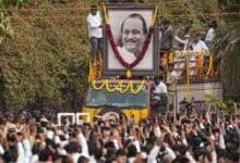 भारी आंसुओं में बारामती ने दी अजीत पवार को अंतिम विदाई: खुद दिलाई थी एम्बुलेंस, उसी में उनके पार्थिव शरीर को ले जाया गया 37 download 38