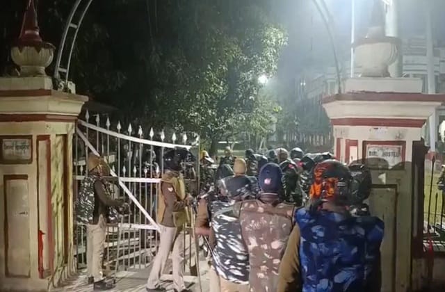बीएचयू में छात्रों के दो गुटों के बीच भयंकर झड़प: पत्थरबाजी, भारी पुलिस फोर्स और ड्रोन निगरानी 34 up 6